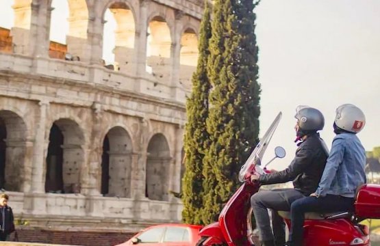 Tour a Roma con Vespa e autista  